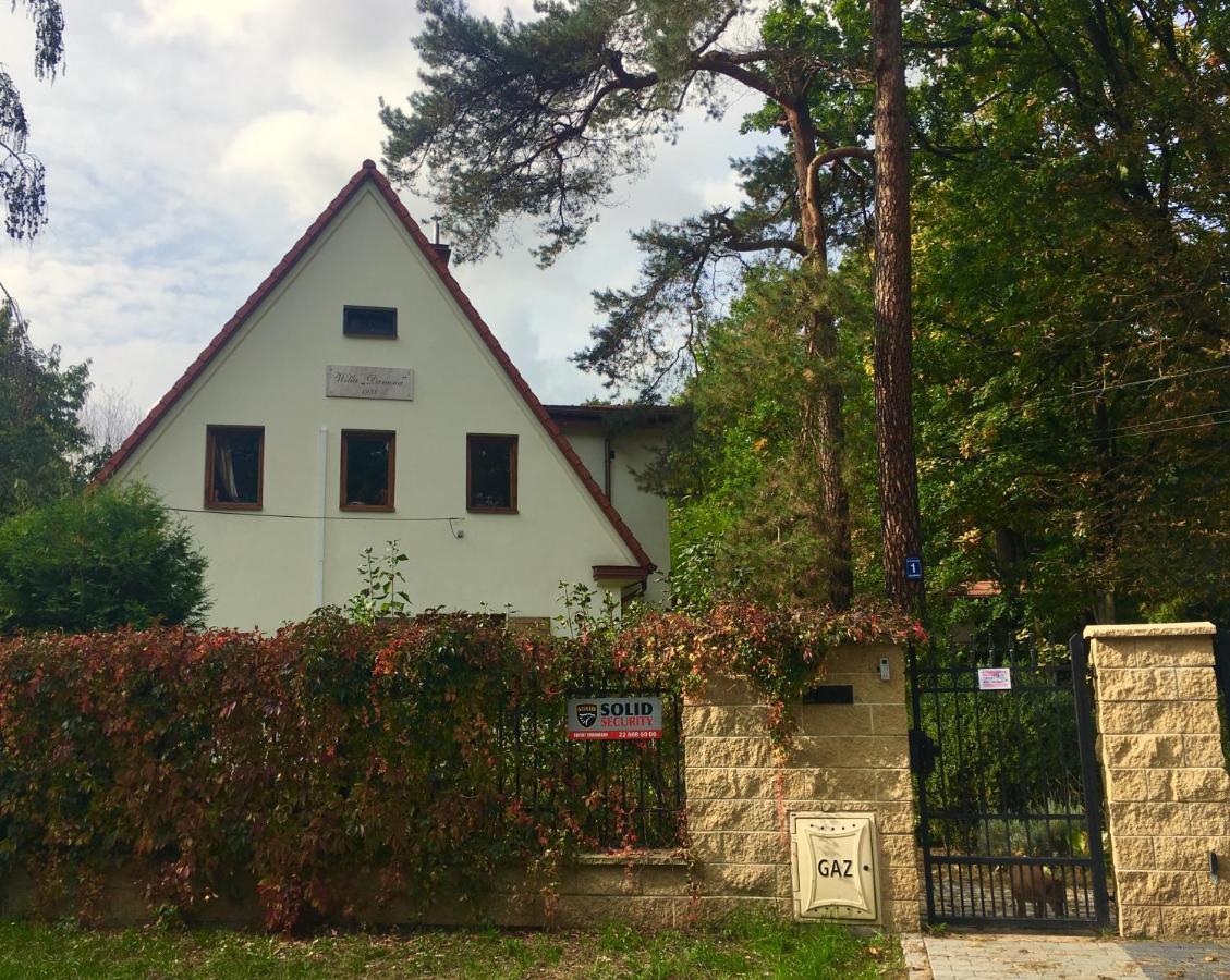 Willa Danusia Milanowek Kültér fotó